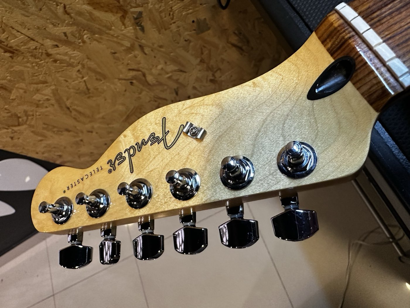 Clavijero y nut de una Fender Telecaster