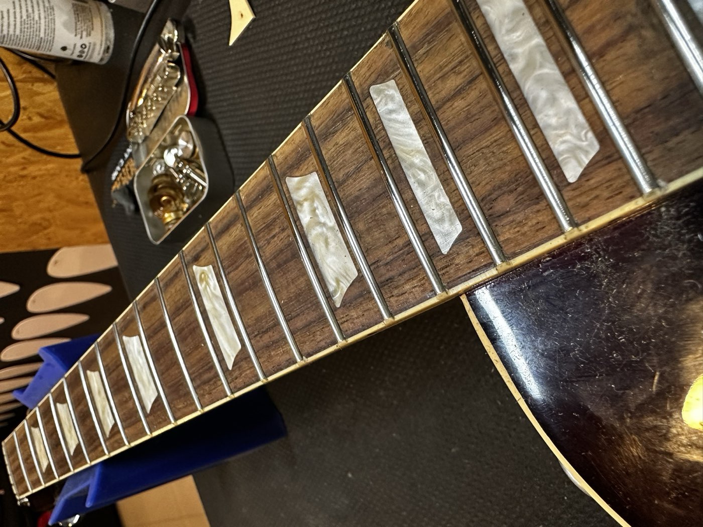 Diapasón de una Les Paul con la electrónica desmontada