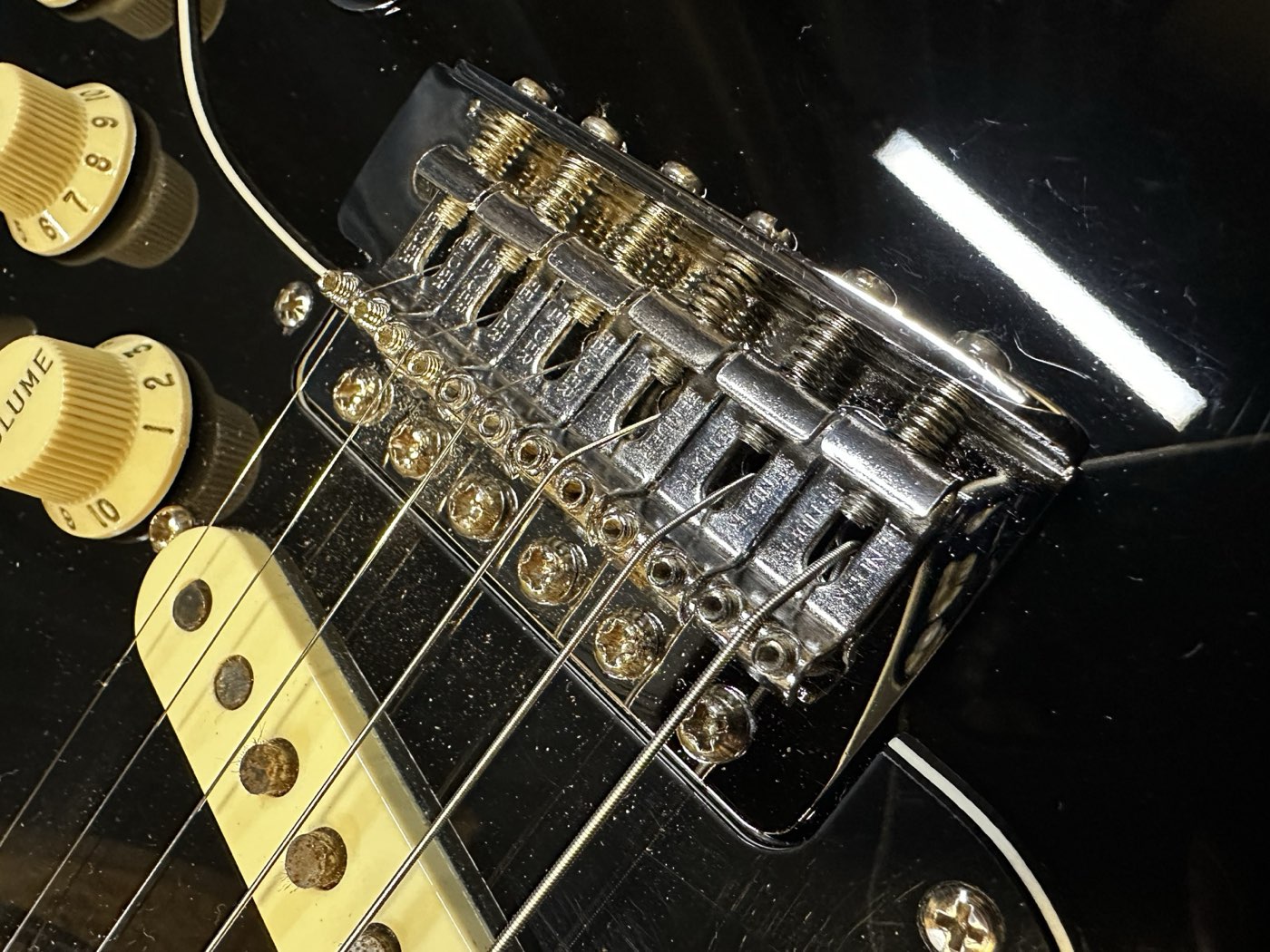 Puente y silletas de una Stratocaster durante la octavación